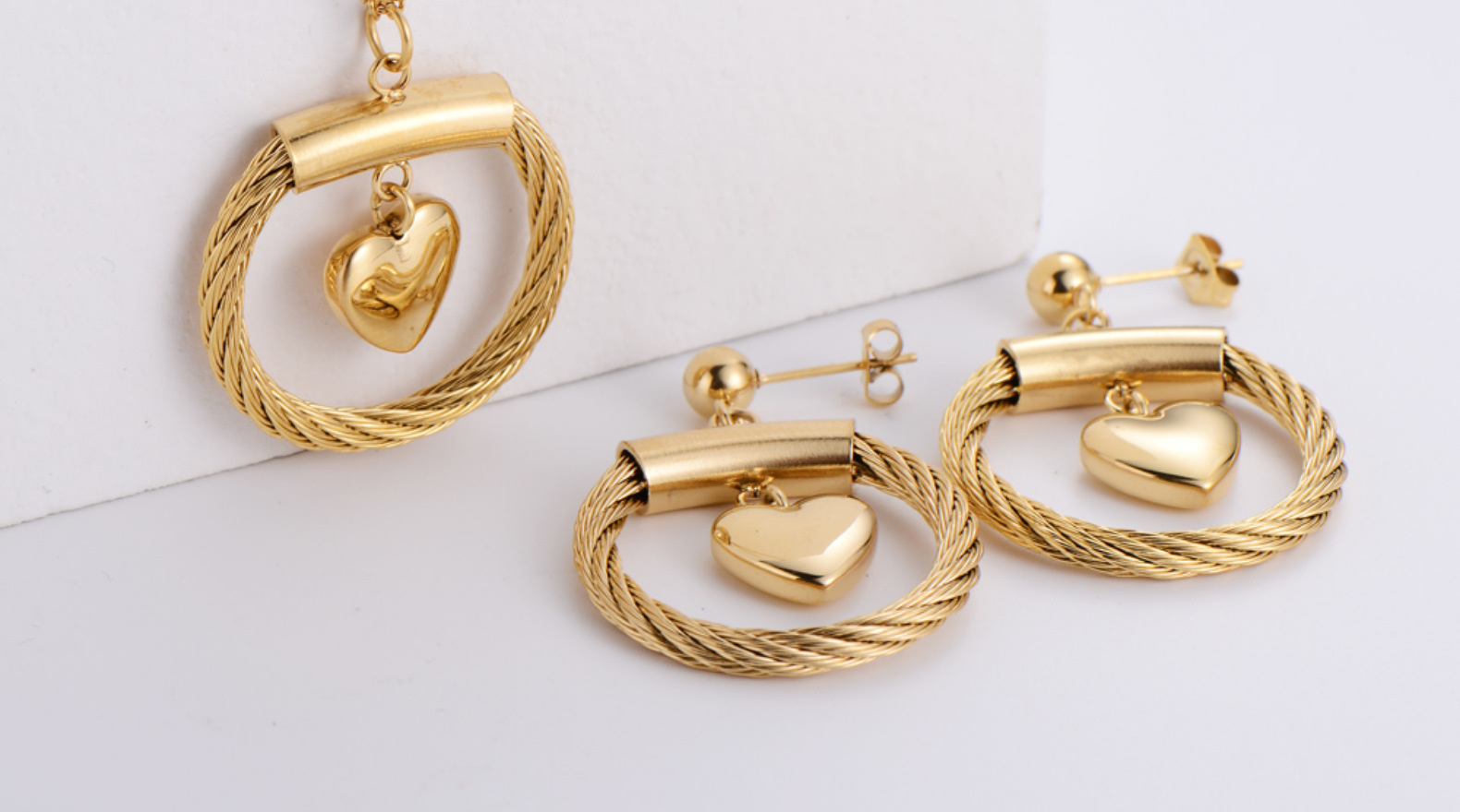 Golden Heart-shaped Pendant Necklace Earrings Set Wholesale Nihaojewelry display picture 11