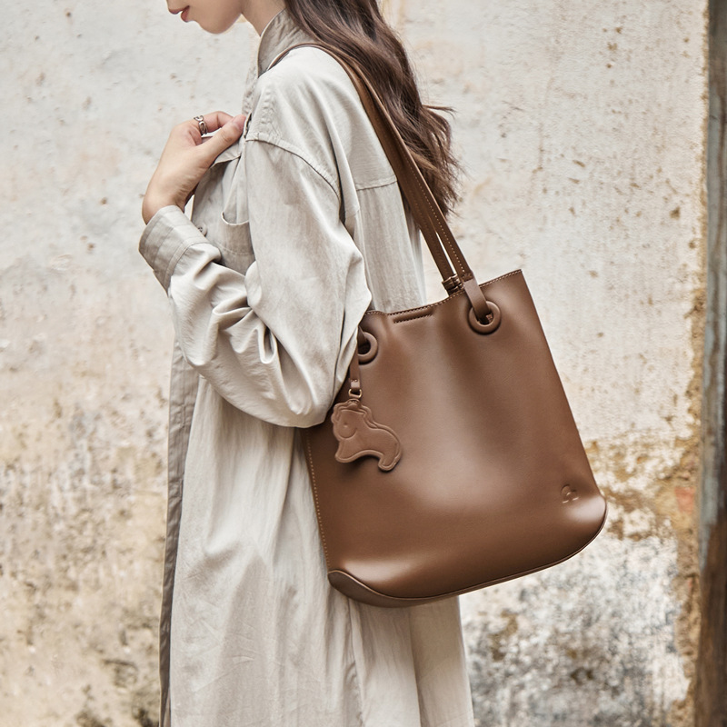 2026 New Niche High-End Women's Bag, Stylish and Fashionable, Textured Tote Bag, Large Capacity Commuter Handbag and Shoulder Bag