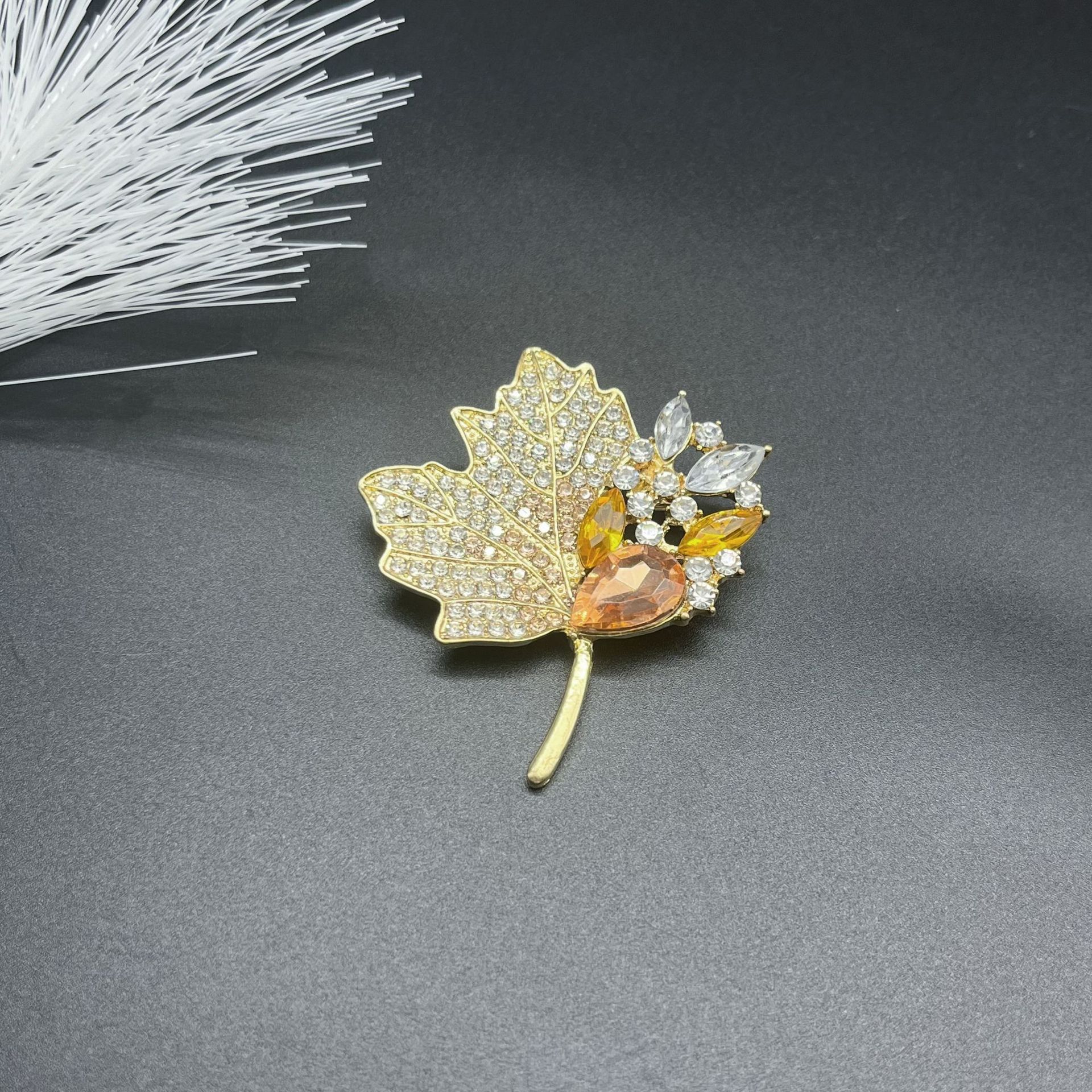 Broche Feuille D'érable Dorée Strass Style Année Du Serpent_voghion.com