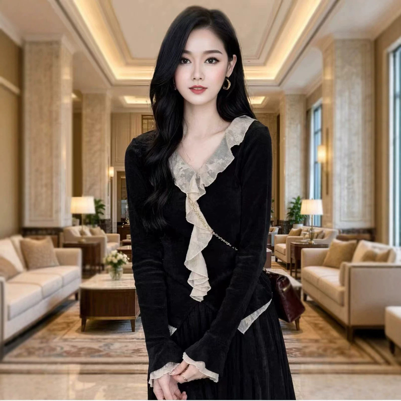 European-style ruffled lace V-neck velvet shirt for women, 2026 autumn new fashion base layer top