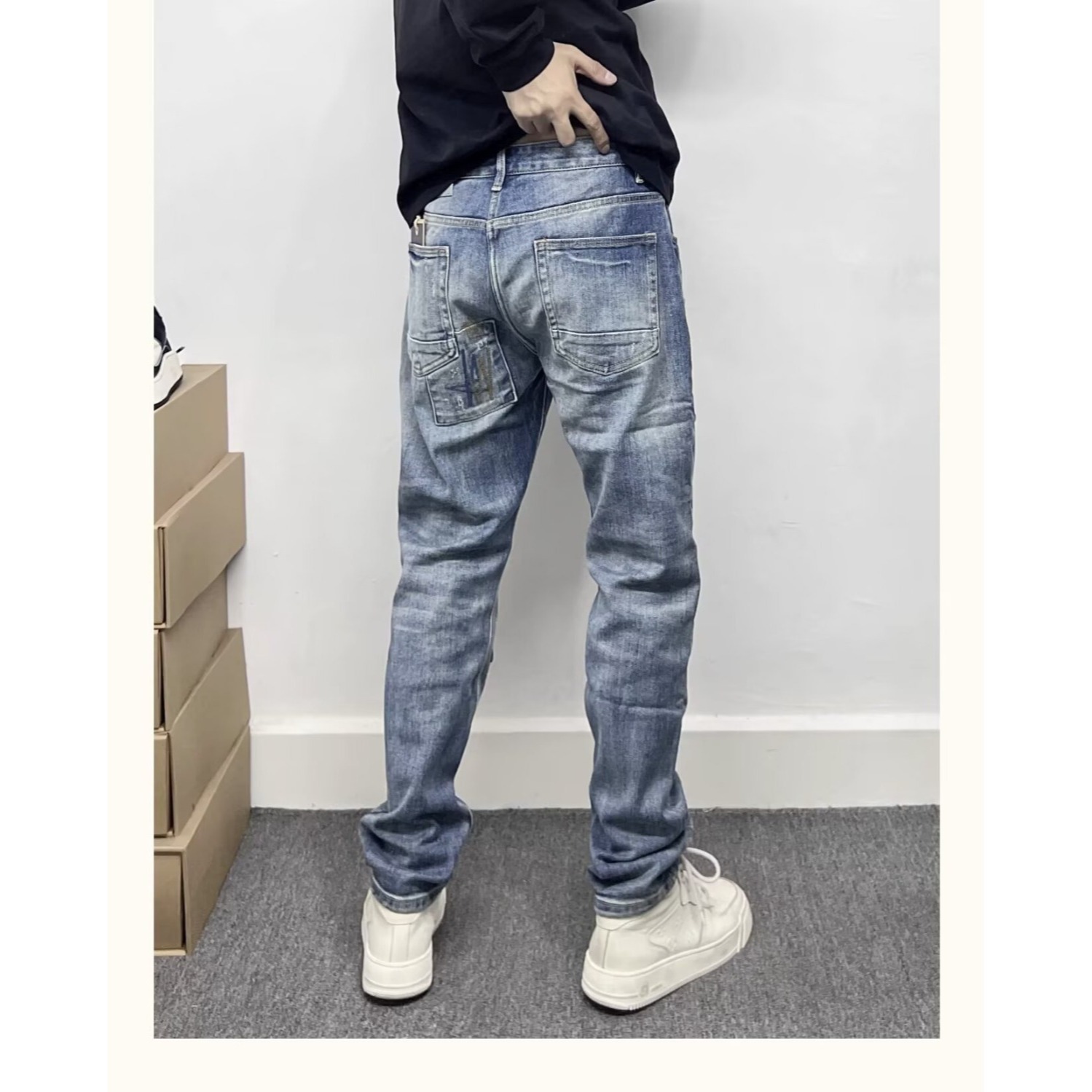 Jeans slim stretch da uomo con strappi patch e ricami_voghion.com