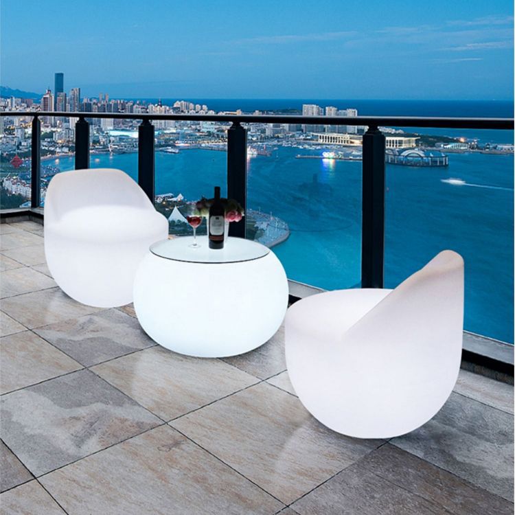 오렌지색 바 테이블 + 작은 의자