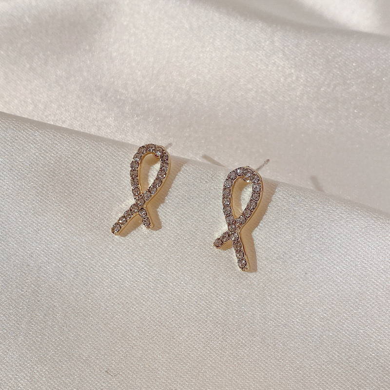 Pendientes transfronterizos, pendientes de metal de alta calidad, pendientes de 2025 nuevos pernos de moda, temperamento ligero y lujoso, pendientes de atmósfera