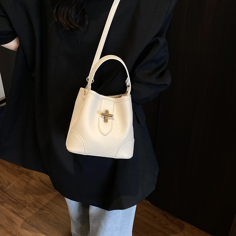 Bolso de mano popular de alta gama para mujer 2025 nuevo bolso de mensajero de todo fósforo de moda exquisito bolso de cubo de un solo hombro de fuego súper caliente