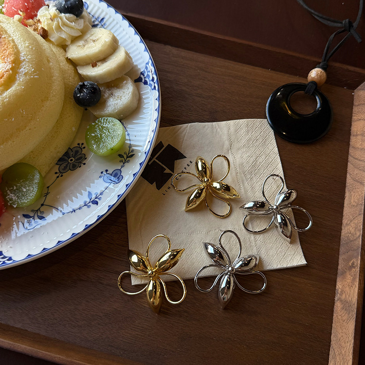 15g Weight 1 Pair Simple Style Classic Style Flower Plating Copper Ear Studs
