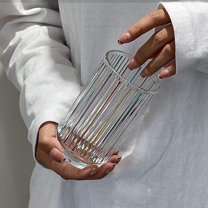 Ins nicho diseño de color contrastante pintado a mano taza de agua de vidrio de colores taza de jugo refractará la luz del arco iris taza medieval