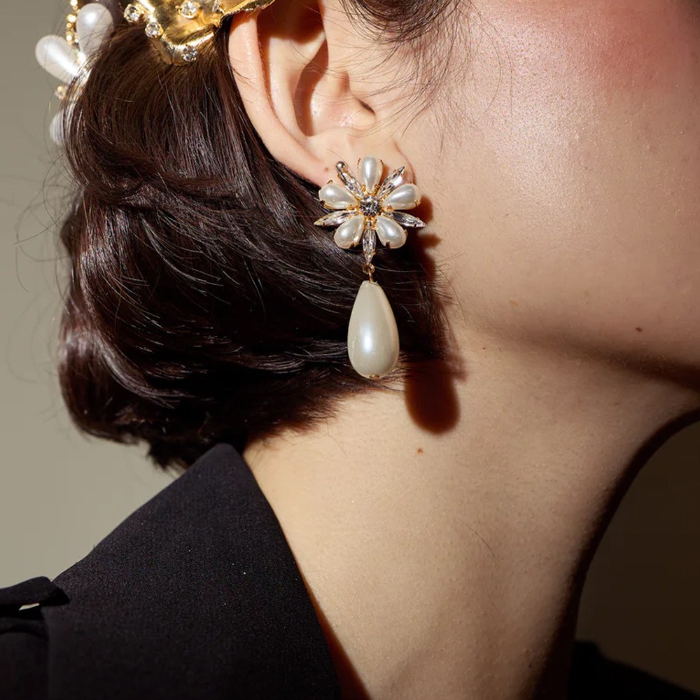 Aretes de flores retrógradas francesas de lujo ligero de alta sensación pendientes de perlas de diamante de banquete vestido accesorios aretes