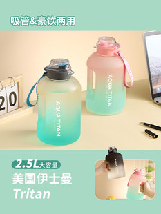 ˮ���������¿���Ů�����\��ˮ�؇�Ͱ����Ǳ����ļ�ƿ�D�DͰ