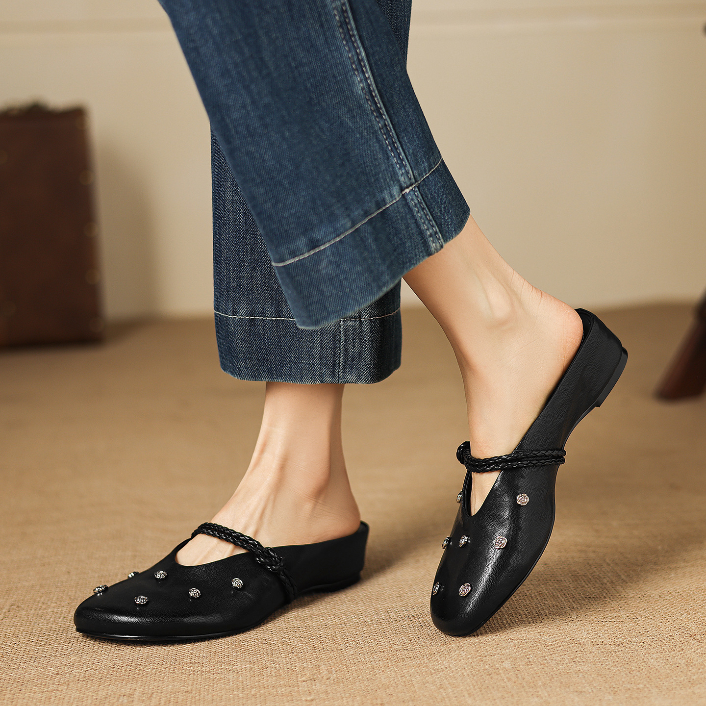 Sandal nữ mũi bít da dê quai ngang gót thấp — đen