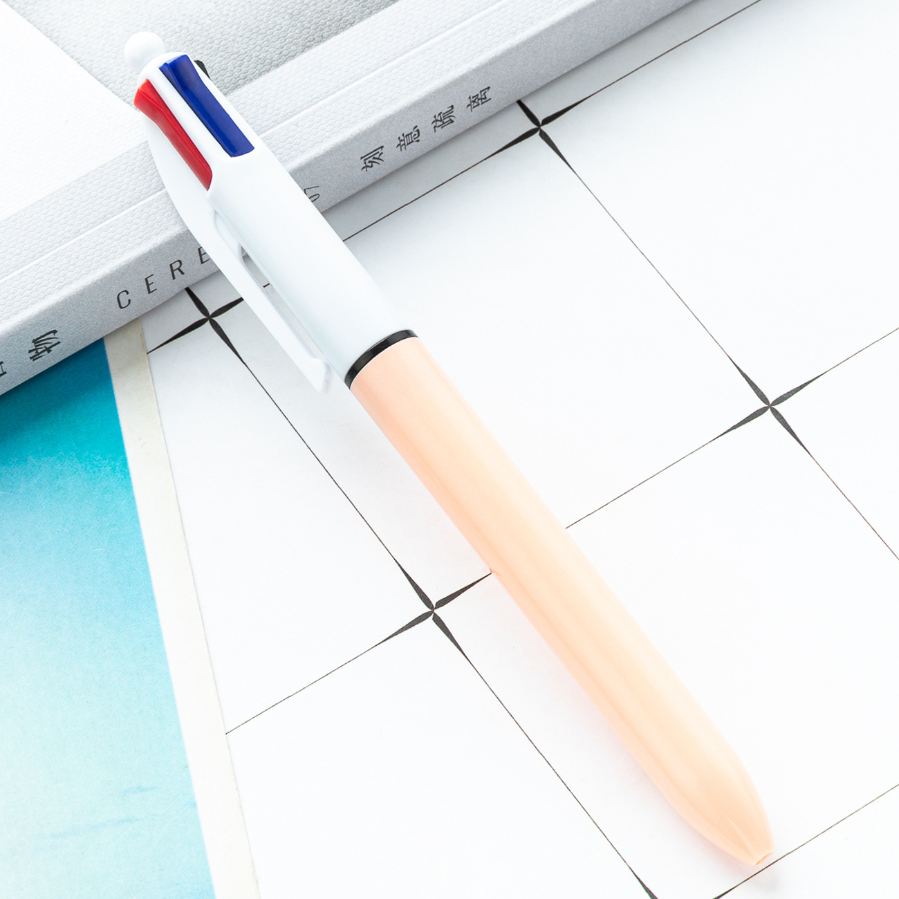 Oficina de aprendizaje de papelería multi-color de la pluma cuatro-en-una mano cuenta trazo clave marcado bolígrafo de plástico bolígrafo