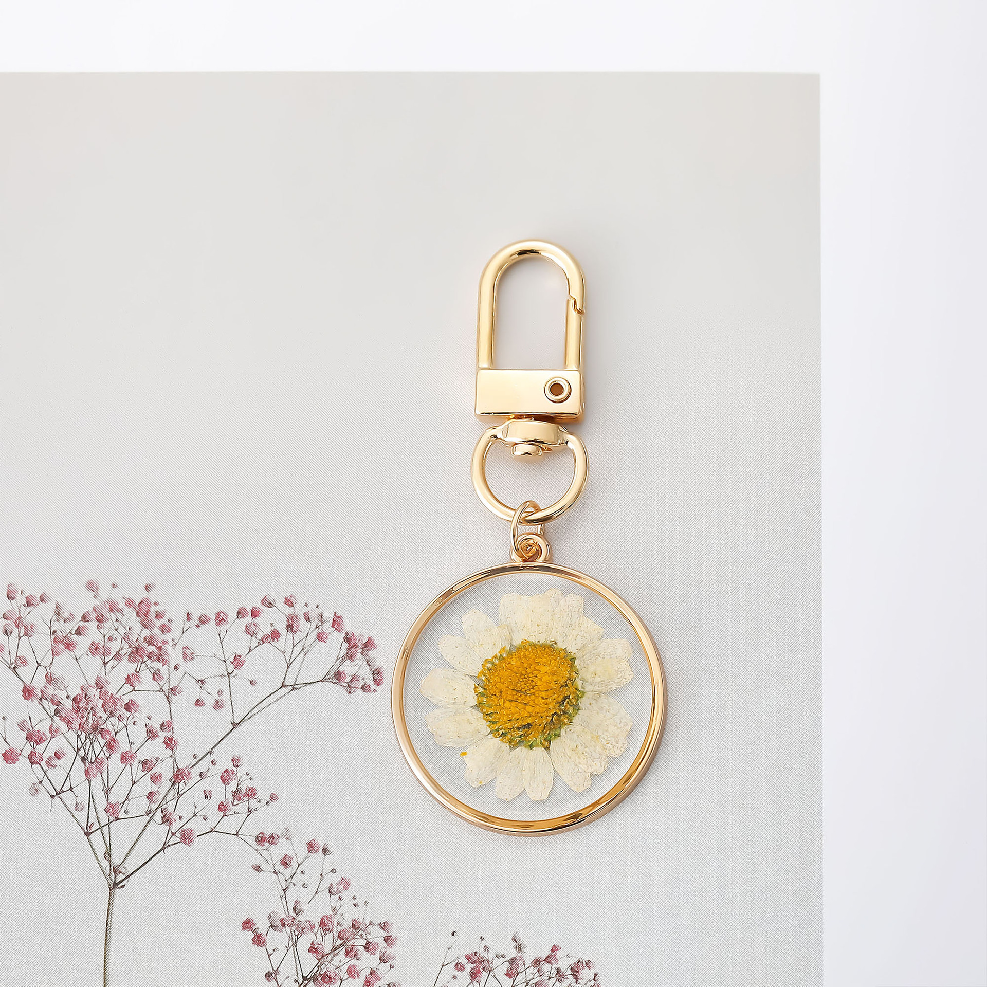 Nuevo cruzado de venta caliente llavero de moda europea y americana flor seca natural goteo de pegamento geometría amor colgante accesorios de aleación