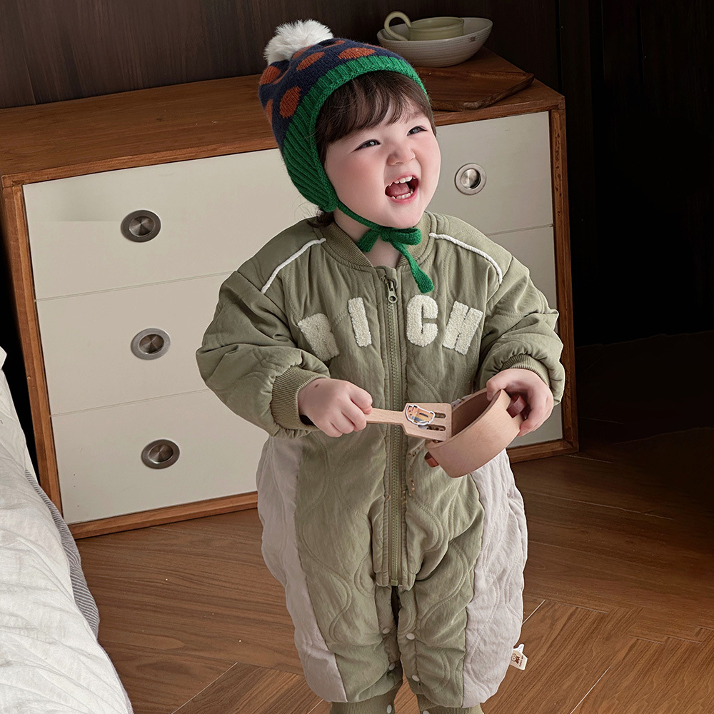 2024 nuevo invierno bebé coreano de dibujos animados letras de estilo occidental acolchado de algodón grueso cálido y cómodo abrigo de algodón de una pieza suave