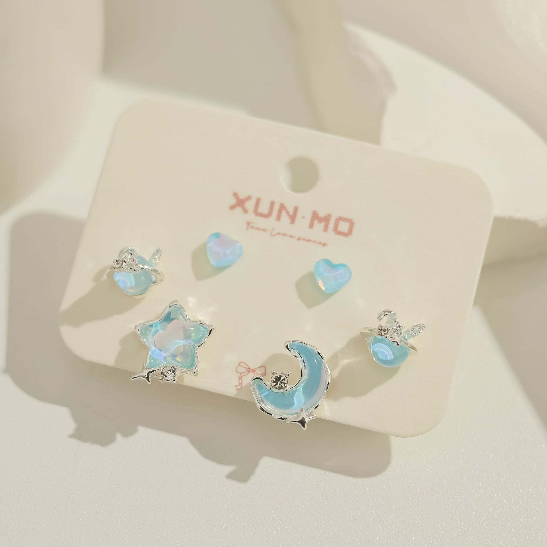 Juego de pendientes de aguja plateados, sencillos y compactos para mujer, pendientes geométricos en forma de corazón, bonitos, dulces y versátiles, venta al por mayor para puestos de mercado