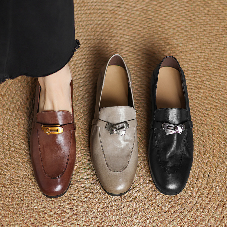 실버 버클 로퍼 여성용 플랫 힐 작은 가죽 신발 봄 새로운 탑 레이어 소 가죽 라운드 헤드 컬러 광택 신발 여성 로우 탑 싱글 레이어 신발