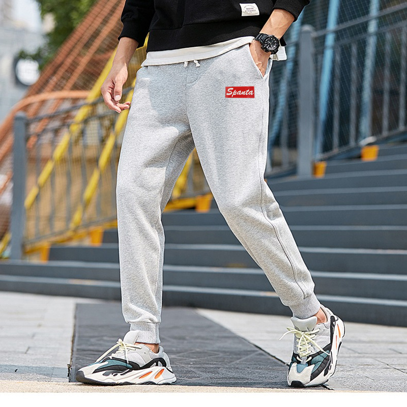 작은 빨간색 라벨 바지 회색