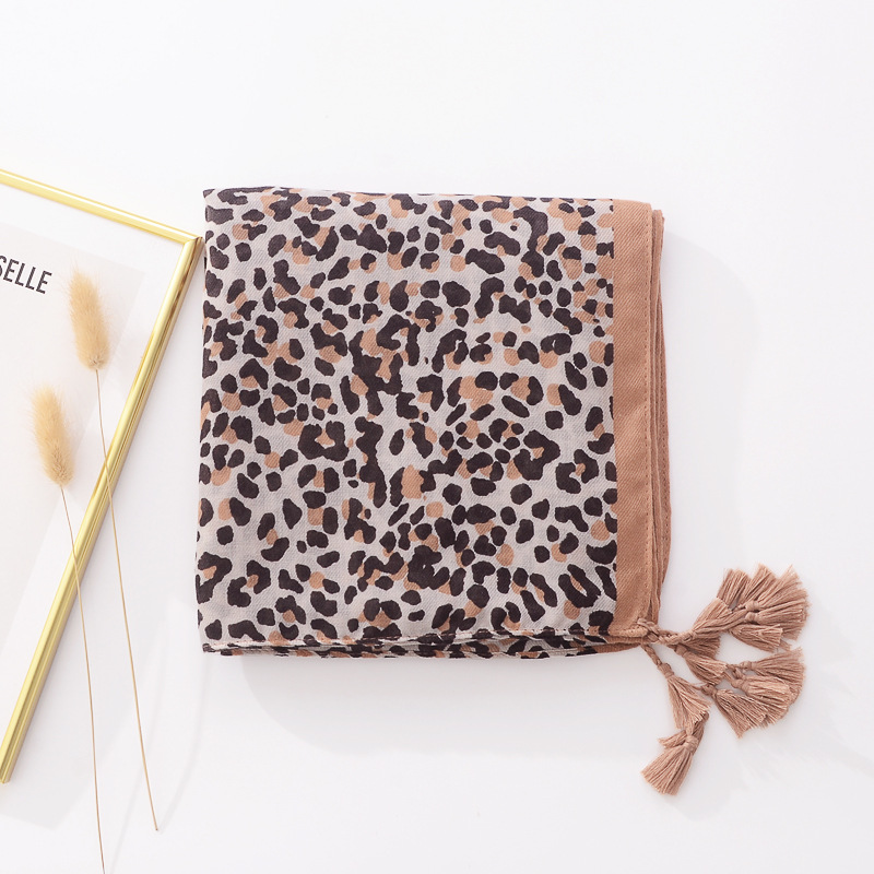 Moda europea y americana todo a juego caqui estampado de leopardo algodón y lino sensación bufanda larga borla hecha a mano de las mujeres bufanda chal