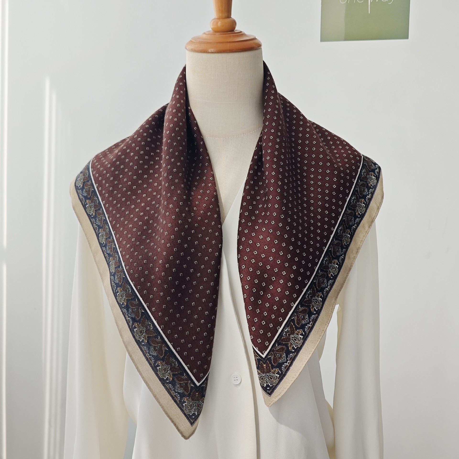 Bufanda de seda con estampado de estilo de dinero antiguo retro Bufanda cuadrada de terciopelo de pata de gallo para mujer 2025 primavera nueva bufanda de sentido premium