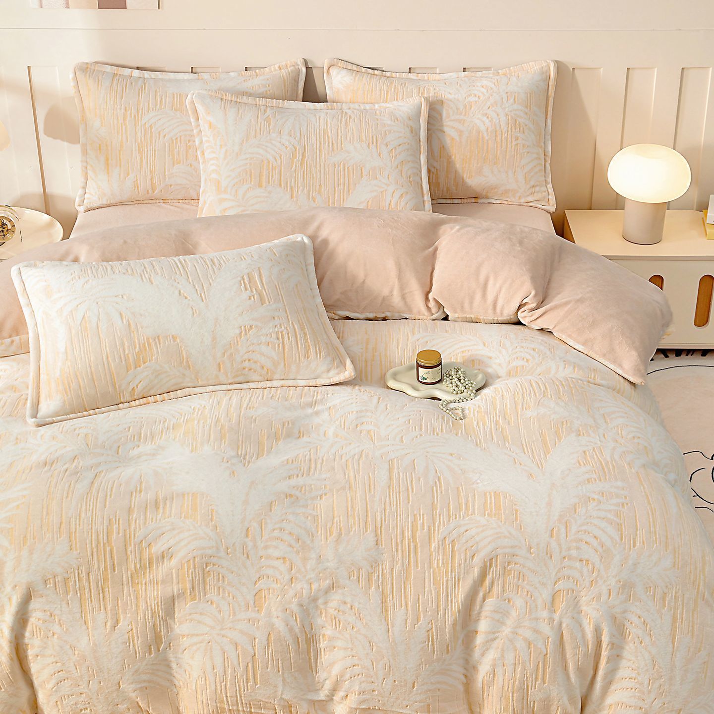 Cama de invierno con cuatro piezas de seda de leche tallado con brida gruesa sábanas de coral cubierta de seda de tres piezas