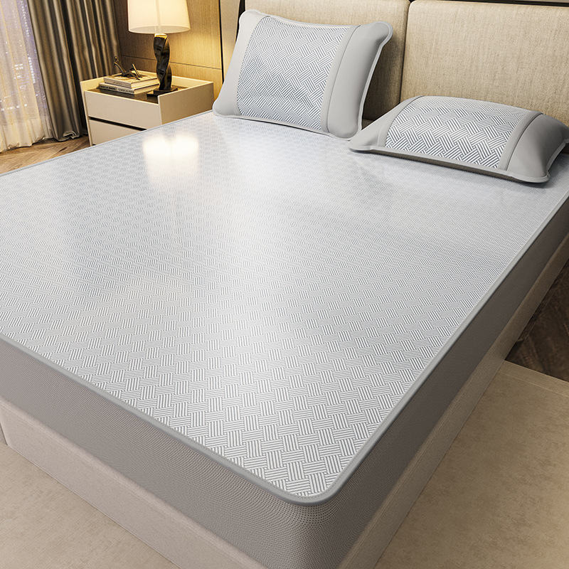 Nueva capa de cama de seda de hielo de verano de clase A 2025 nueva cubierta protectora de colchón todo incluido sábana cubierta de cama de tres piezas