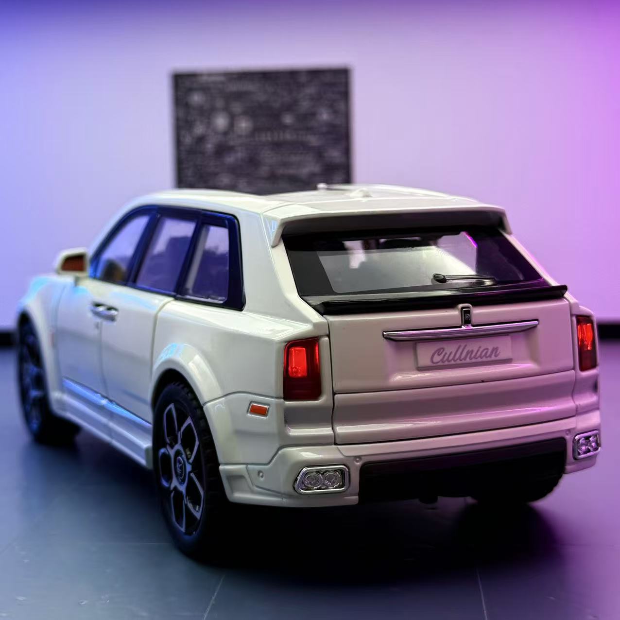 Car Zhi Car Model 1:20 Cullinan BB versión aleación vehículo todoterreno modelo de sonido decoración atrás juguete para niños al por mayor