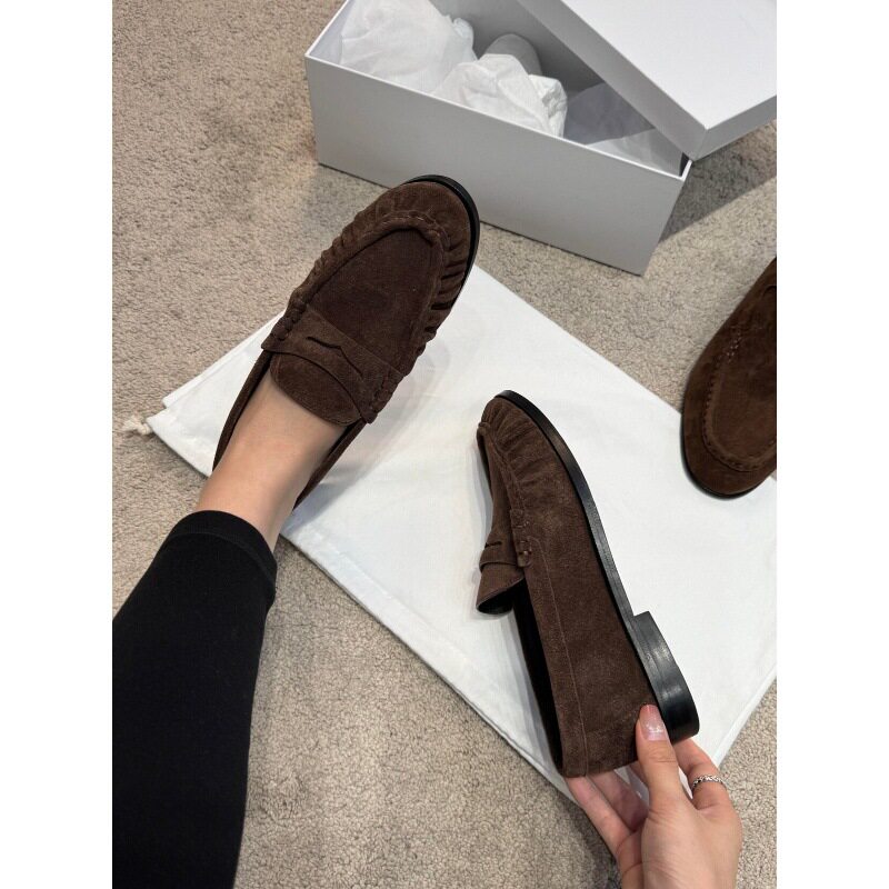 Giày lười nữ mũi tròn nhún da lộn gót thấp 3–5 cm — màu cà phê