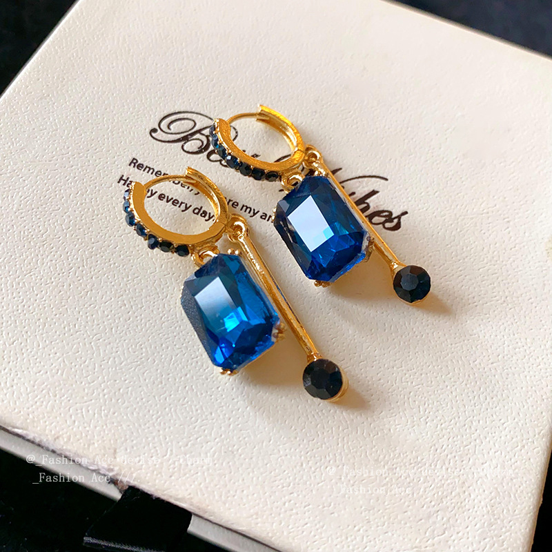 square geometric elegant design fashionable earrings