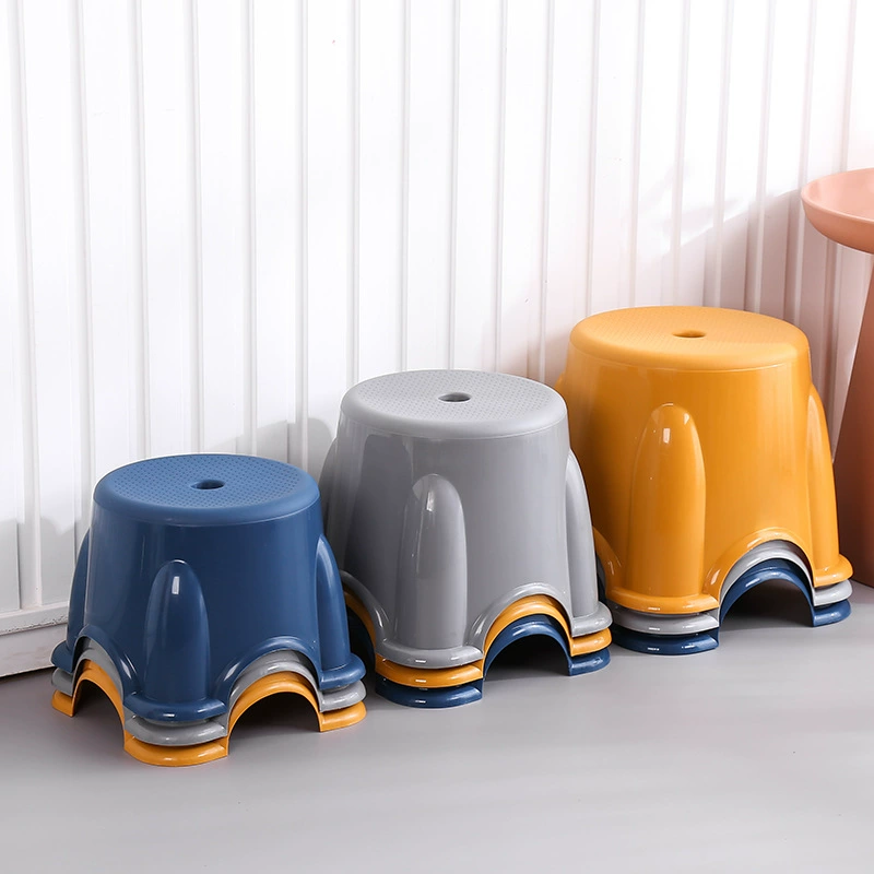 Утолщенный пластиковый табурет для домашнего использования, низкий табурет для детей, стильная маленькая скамейка, журнальный столик для ванной комнаты, табурет для переобувания, круглый стул-табурет.