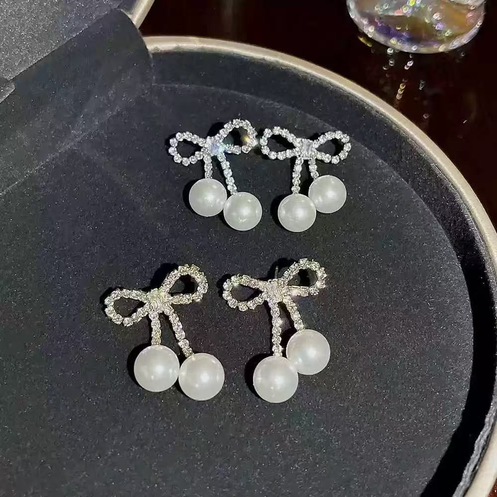 Sophisticated pendant with zircon with bow pearl