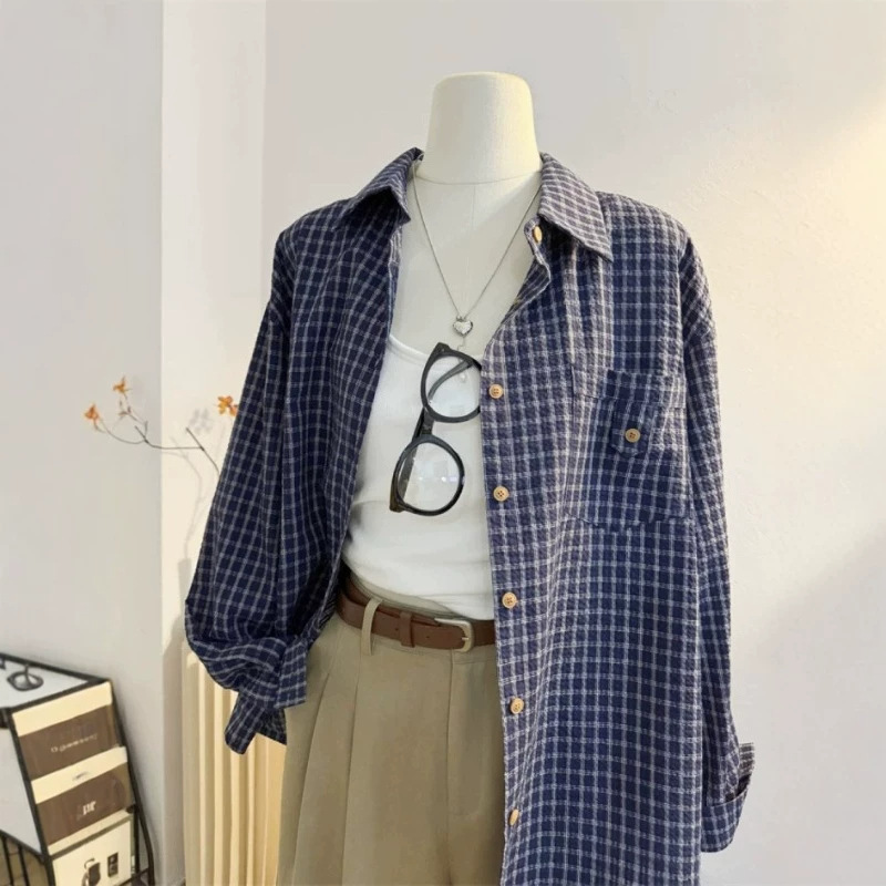 Retro bubble gauze plaid long-sleeve polo shirt, versatile for layering, with a textured finish, a classic Japanese-style plaid shirt for women