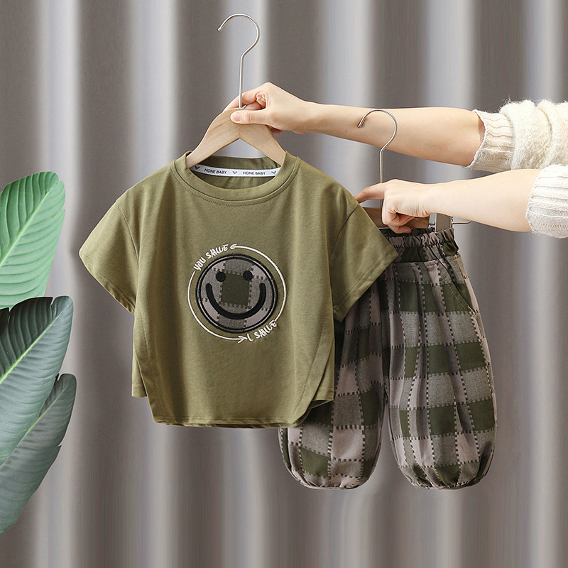 7228 Traje de verano para niños 2025 Nuevo estilo para niños Camiseta sonriente coreana de manga corta Pantalones a cuadros de verano Conjunto de dos piezas 3