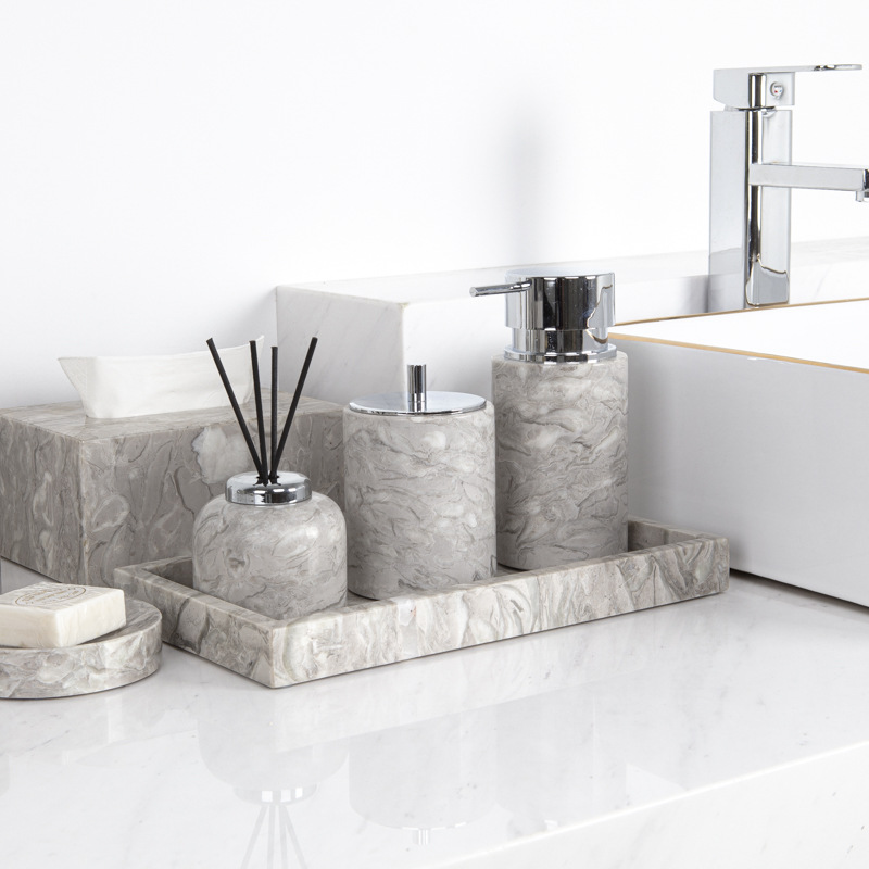 Baños de mármol nórdico de cuatro o cinco piezas, botellas de desinfectante para manos, lavabo, lavabo, bandeja de almacenamiento, baño