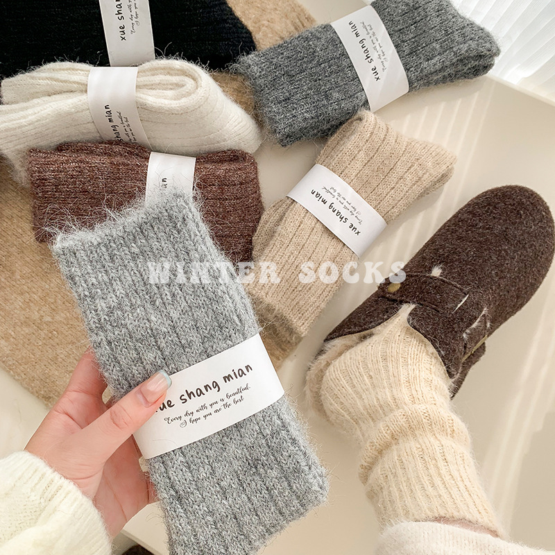 Calcetines para mujeres de otoño y invierno gruesas de lana de oveja de color sólido coreano de agujas gruesas calientes de estilo universitario calcetines de pila en casa