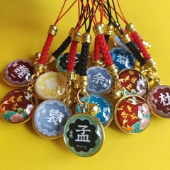 工場は直接に百家の名前を持って観光地区の記念品のキーホルダーを持っています。