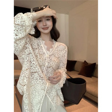 法式杏色V领镂空蕾丝衫女秋季设计感内搭中长款宽松上衣