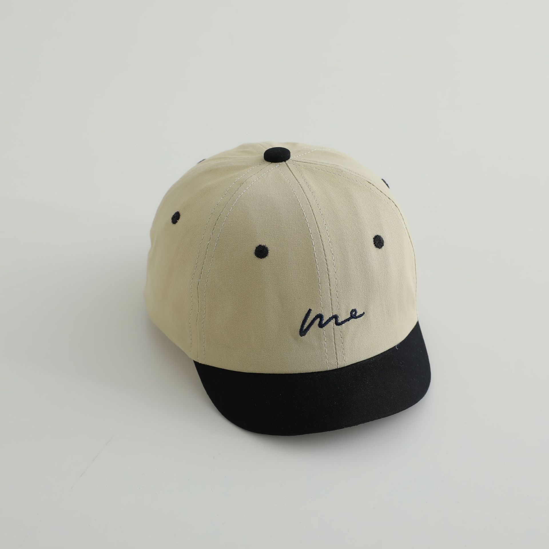 Niños coreanos líneas simples bordadas gorra de lengua primavera y otoño bebés masculinos y femeninos corto borde corto viaje sombrero de béisbol sombrero de sombra