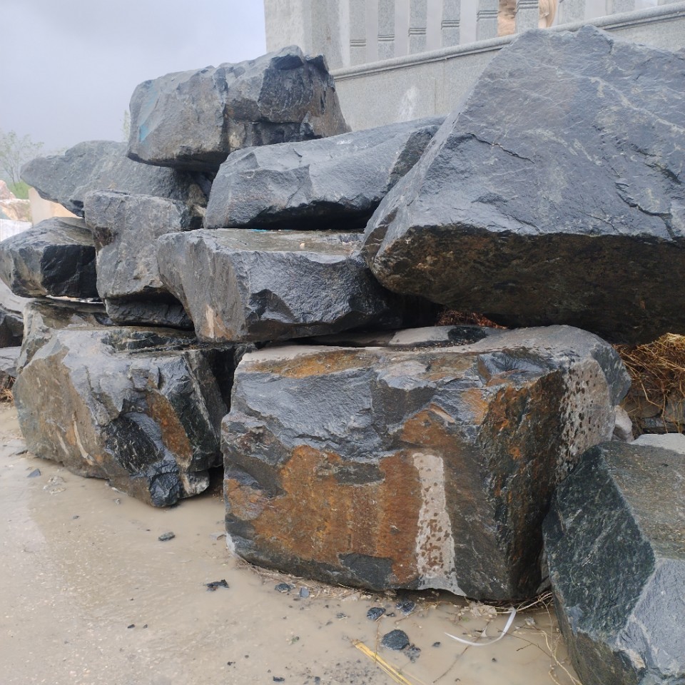 厂家直供中国黑景石山西黑造景石园林草坪置石原石摆件景观石订购