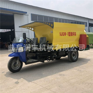 畜牧设备3方柴油撒料车牛场羊场自动喂料机环保型羊舍电动投草机
