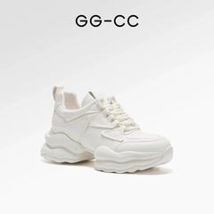 【雲のキャラメル】GGCCの厚い底の本革のお父さんの靴の女性の新型は高くなって白いレジャーの運動靴を合わせます。
