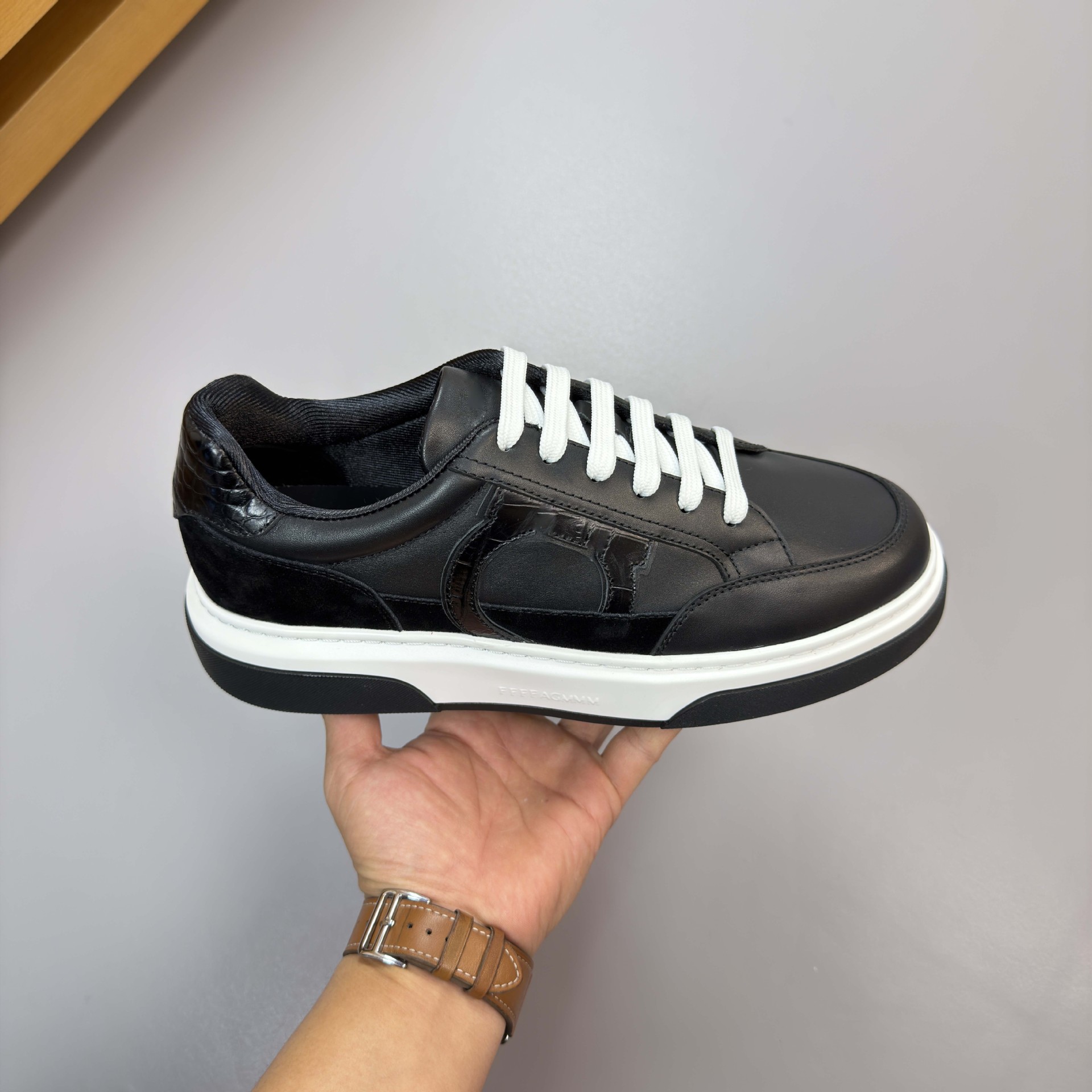 Estación europea clásica de cuero de vaca de hombre color deportivo pequeño zapato blanco cordón casual zapato de skate plano de altura baja moda versátil