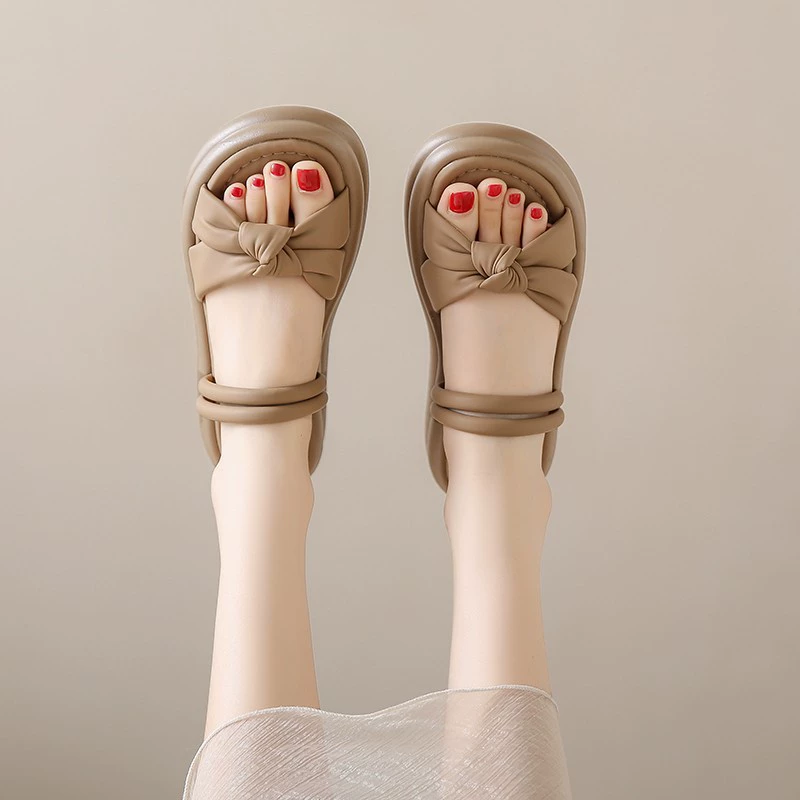 Ношение фекалий на мягком подошве две сандалии женские 2025 новые летние сандалии туфли для беременных женщин с юбкой пляжные туфли