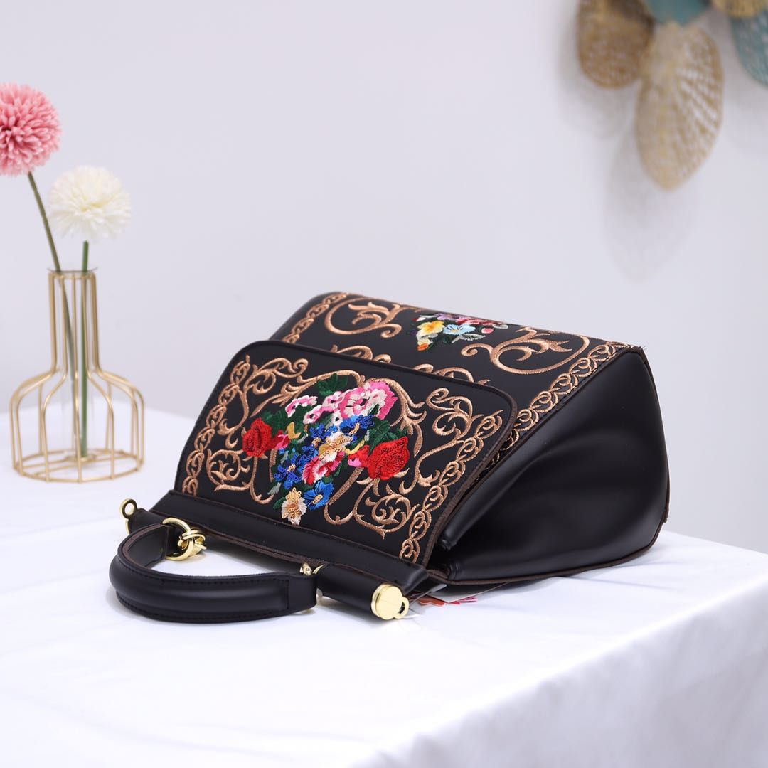 Women's Medium All Seasons Pu Leather Flower Fashion Embroidery Square Flip Cover Handbag display picture 3