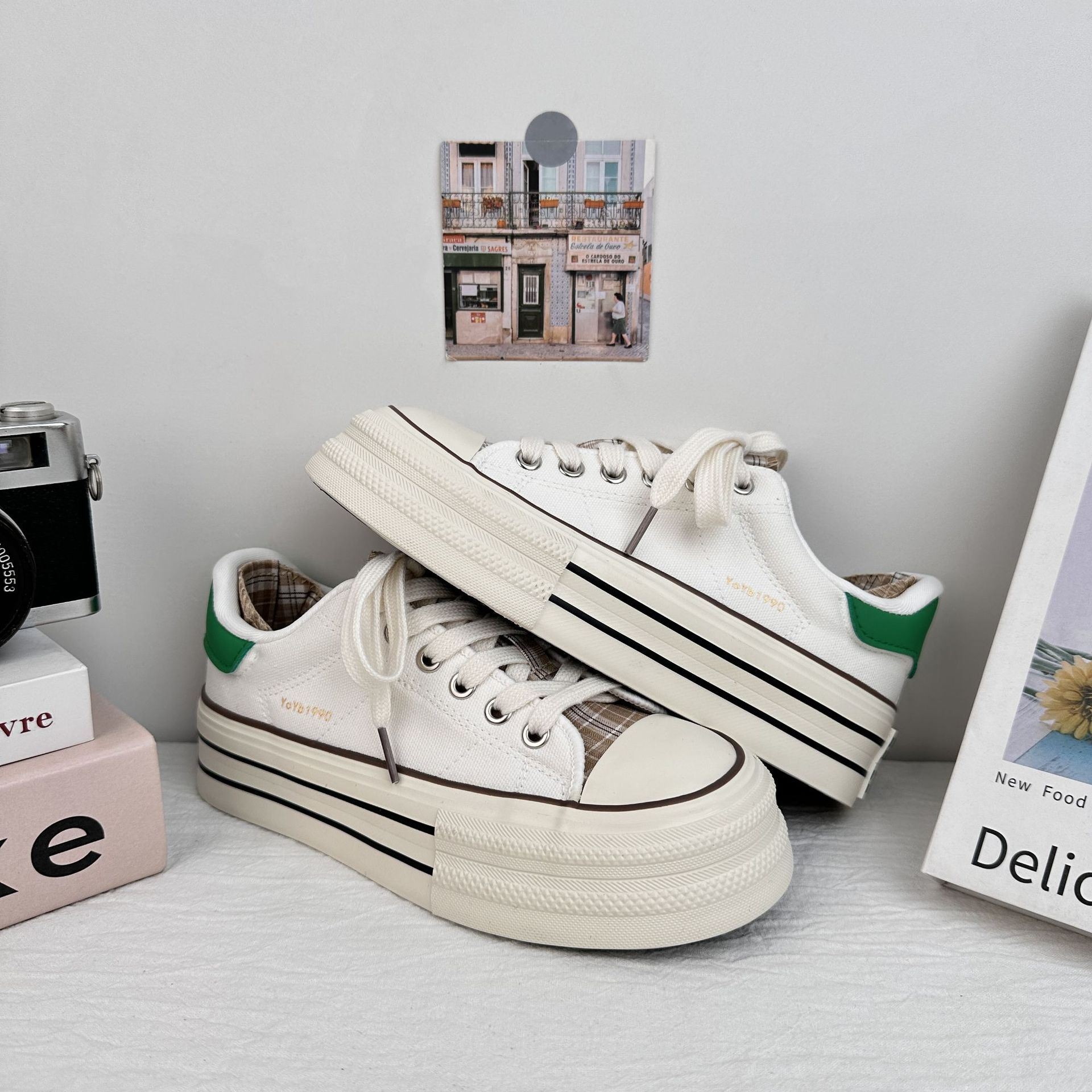Zapatos de lona de suela gruesa de mujeres Yuanbo 2025 nuevos zapatos de verano transpirables pequeños zapatos blancos casuales a cuadrícula