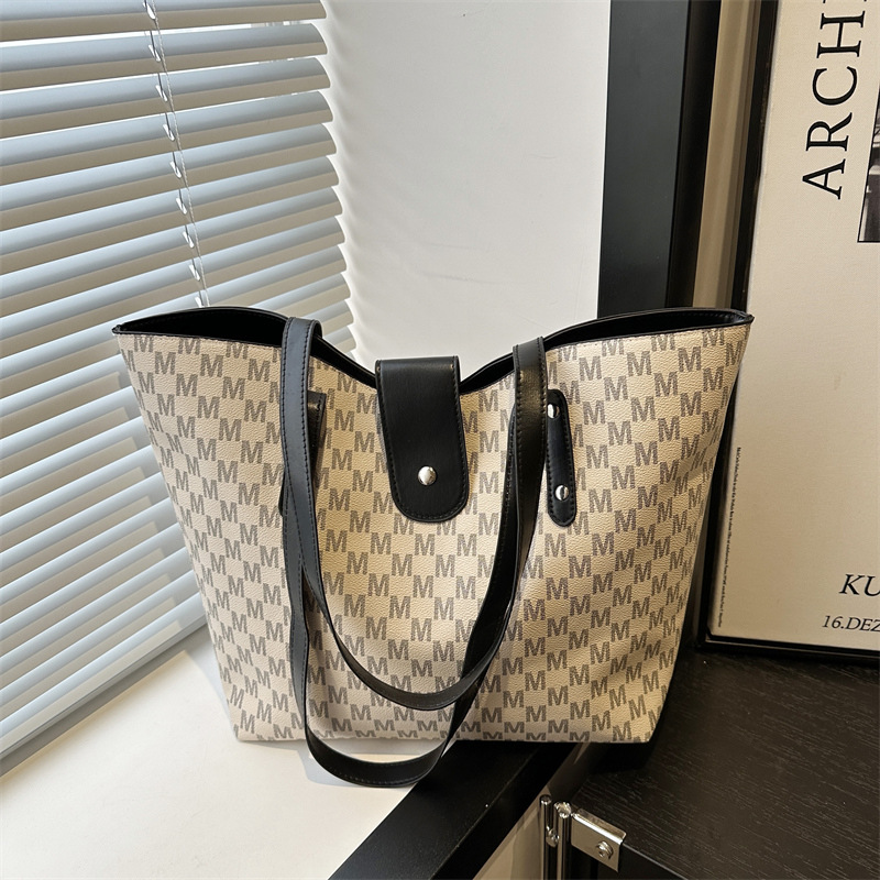 2025 primavera y verano nuevo tipo de gran capacidad portátil bolso de hombro, nicho de diseño casual, moda simple bolso de brazo