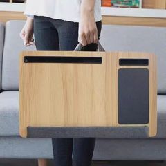 ノートパソコンのデスクは家にいます。
