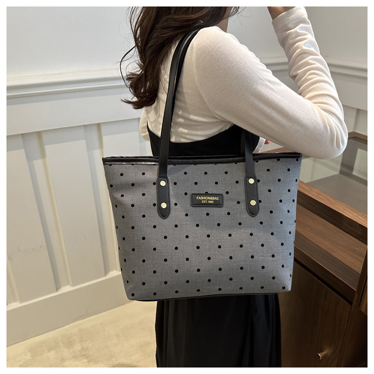 The 2024 new Korean-style tote bag with a college style is stylish, elegant and beautiful. It is a large-capacity single-shoulder and underarm commuter handbag undefined