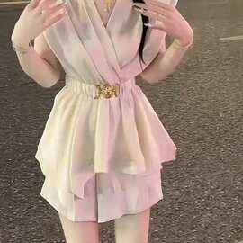 2024年夏季网红新款时尚气质欧货腰带显瘦无袖上衣短裤套装女