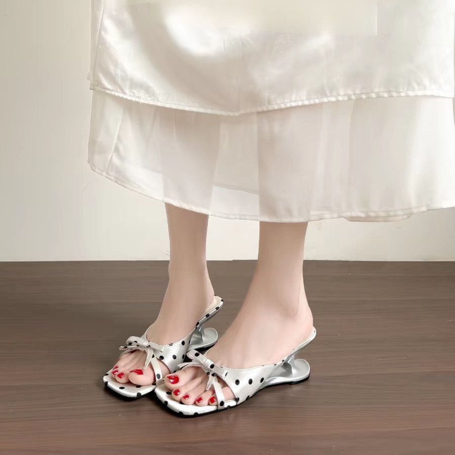 2026 nuevo estilo de verano francés arco nicho de cabeza cuadrada dedos de dedos puntos diarios zapatillas de talón poco profundo image 3