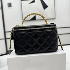 Xiaoxiangfengのシープスキンハンドルの化粧品バッグは、金属製の軽い高級感のある女性用バッグを生み出すために重厚なクロスボディで特徴的で、エレガントで都会的です。
