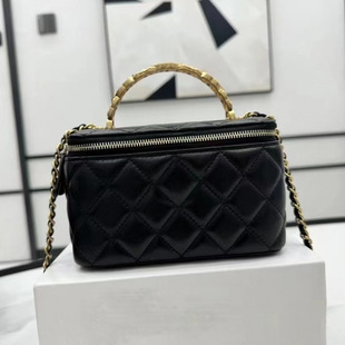The Small Fragrant Sheepskin Handle Cosmetic Bag Is Very Characteristic and Heavy-Duty Cross-Body to Create a Metal Light Luxury Women's Bag for Elegant Urbanites