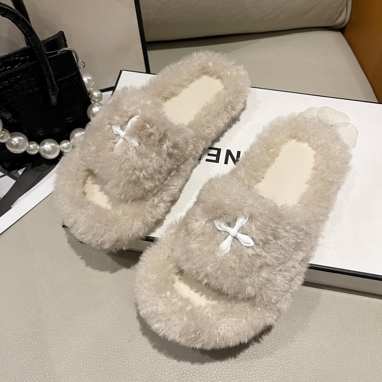 2023 Spring and Autumn New Plush Cross Flower Slippers for Women Black Wool Comfortable Flat Bottom Home Slip-ons for Women National Trend_voghion.com